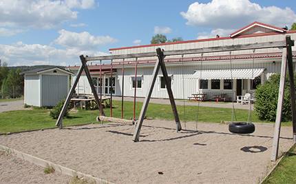 Gungställning framför Hierneskolan