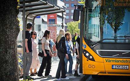 Peersoner står i kö för att gå på buss i Karlstad