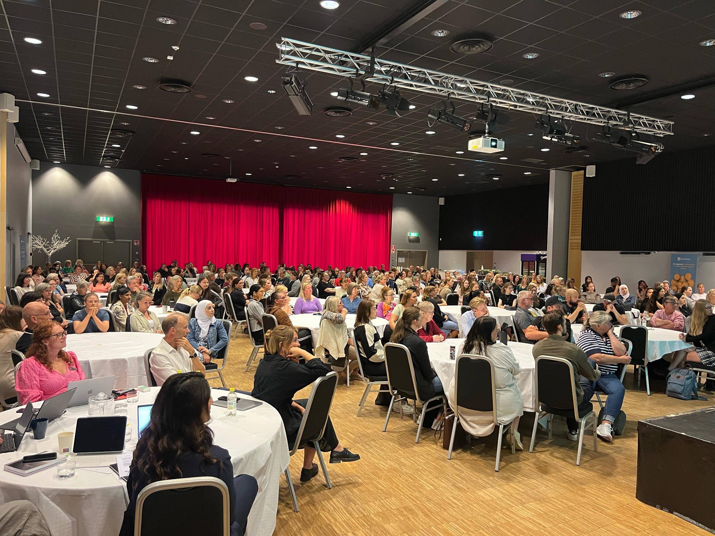 Skolpersonal samlad i konferenssal på Hotell Charlottenberg