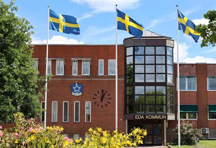 Blommor framför kommunhuset i Charlottenberg