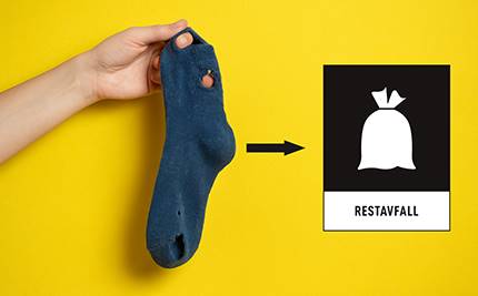 Strumpa med hål i och pil mot skylt för restavfall, gul bakgrund