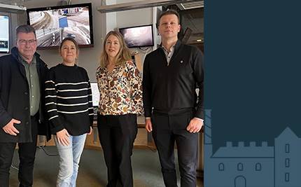 Pär Sundman, Hanna Andersson, Anna Laggren och Johan Örnberg, samt blått grafiskt element i form av fabrik