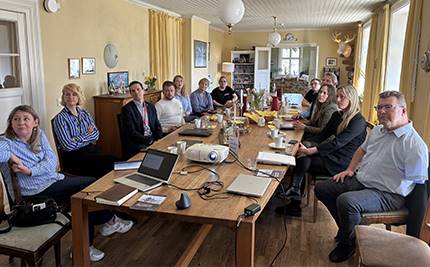 Deltagare runt bord på Vita älgen