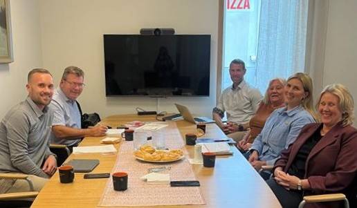 Arbetsgruppen vid ett konferensbord