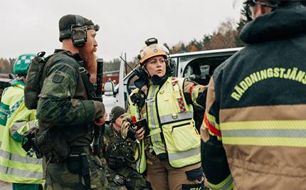 Militär, räddningstänst och ambulanspersonal på övning Grenskraft