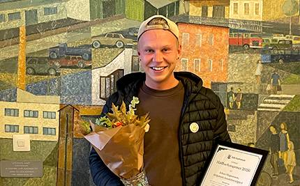 Johan Magnusson med bukett och diplom på kommunhuset