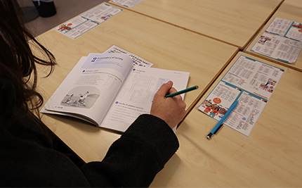Flicka skriver i spanska-bok, Gunnarsbyskolan