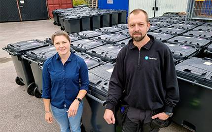 Elin Staxhammar och Christer Saarnak framför svarta sopkärl