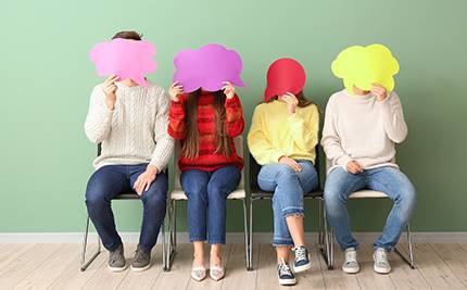 Fyra ungdomar sitter och håller pratbubblor framför ansiktet, grön bakgrund