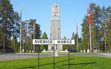 Fredsmonumentet bakom Sverige-Norge-skylt