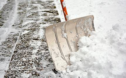 Snöskyffel på gångväg